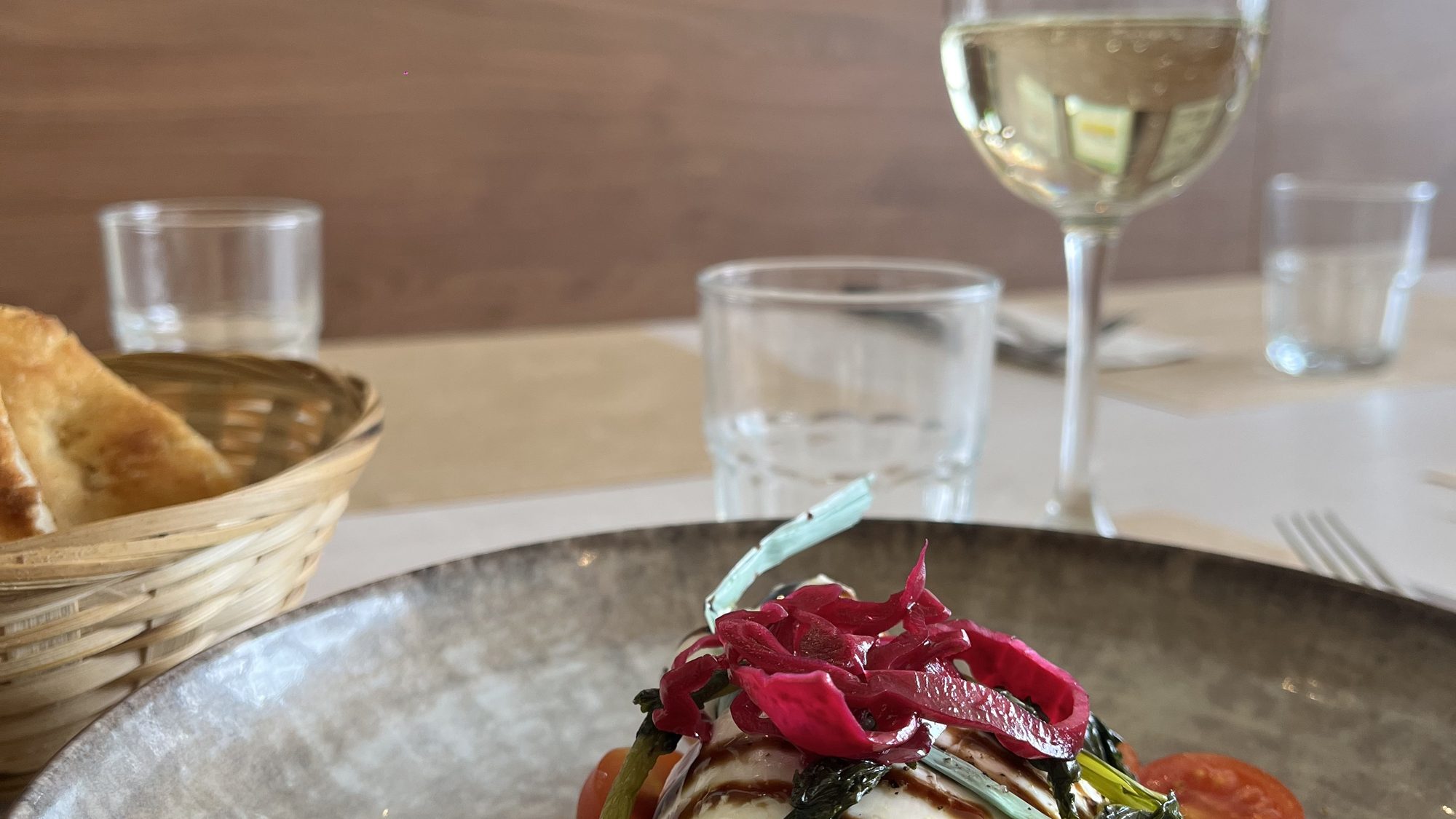 Burrata, tomates cerises et crème balsamique, un antipasto du restaurant italien Toscanacci à Pantin