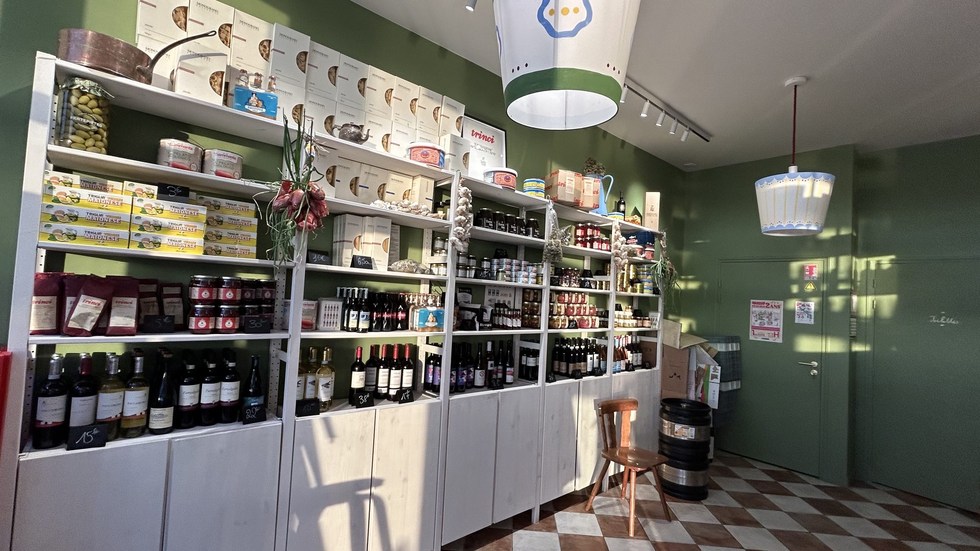 L’épicerie italienne Toscanacci à Pantin : vins, conserves, pâtes et produits d’Italie sur les étagères, carrelage en damier