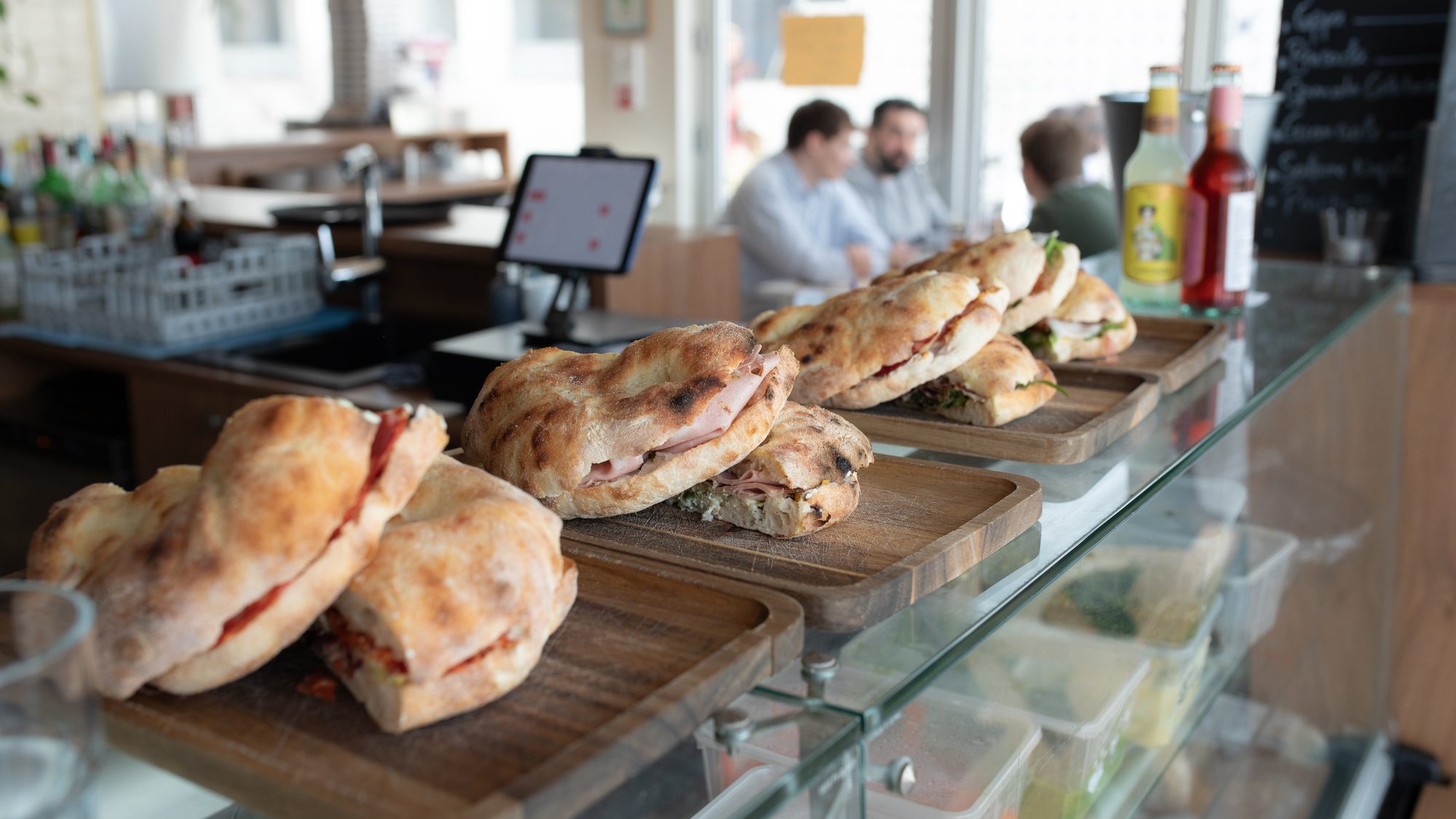 Focaccie garnies à emporter sur le comptoir de Toscanacci, Pantin