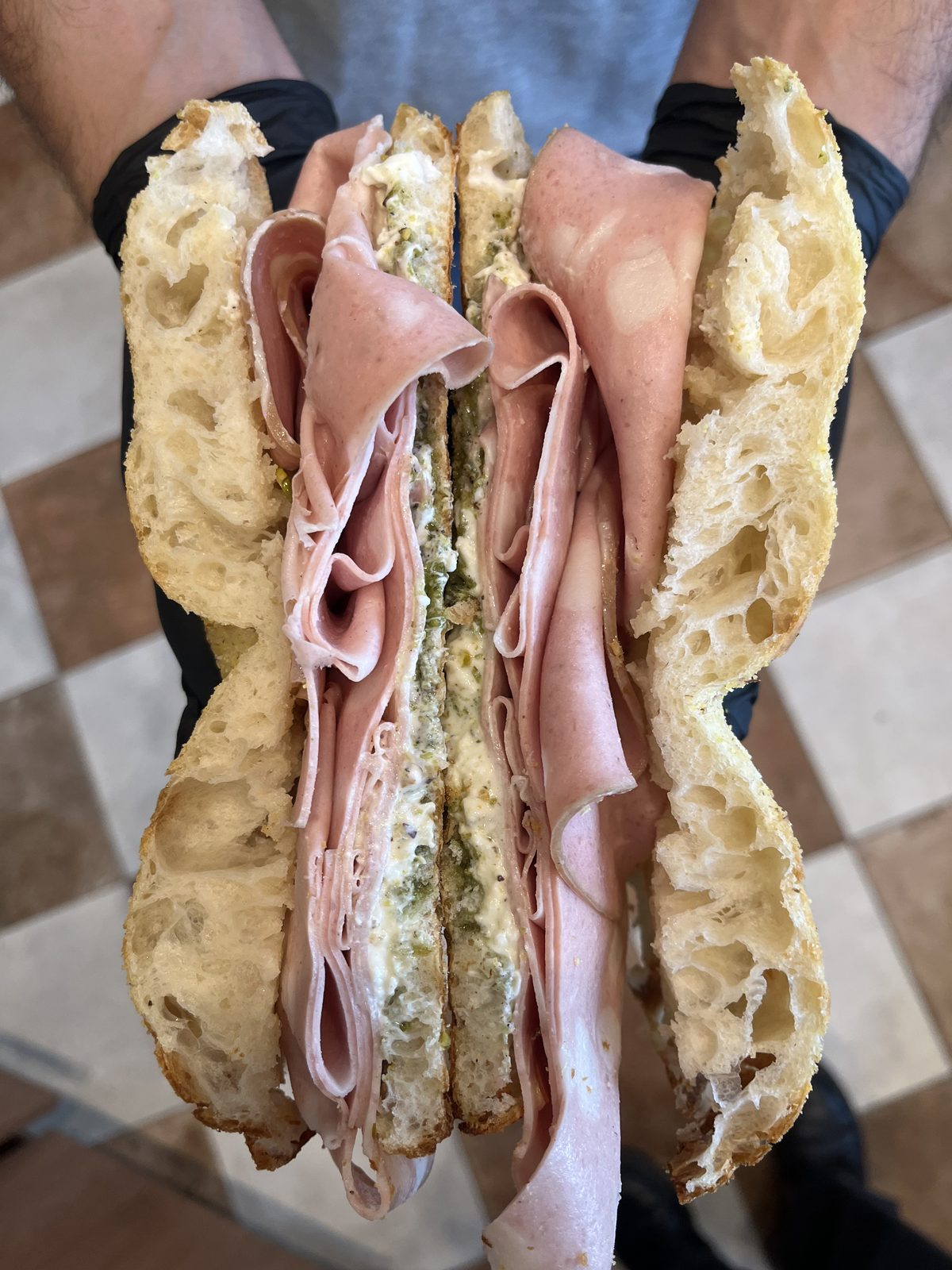 Focaccia garnie de mortadelle, stracciatella et crème de pistache, spécialité de Toscanacci à Pantin