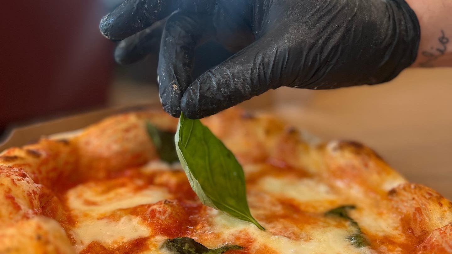 Pizza margherita à pâte longue fermentation, feuille de basilic posée à la main, à la pizzeria Toscanacci de Pantin