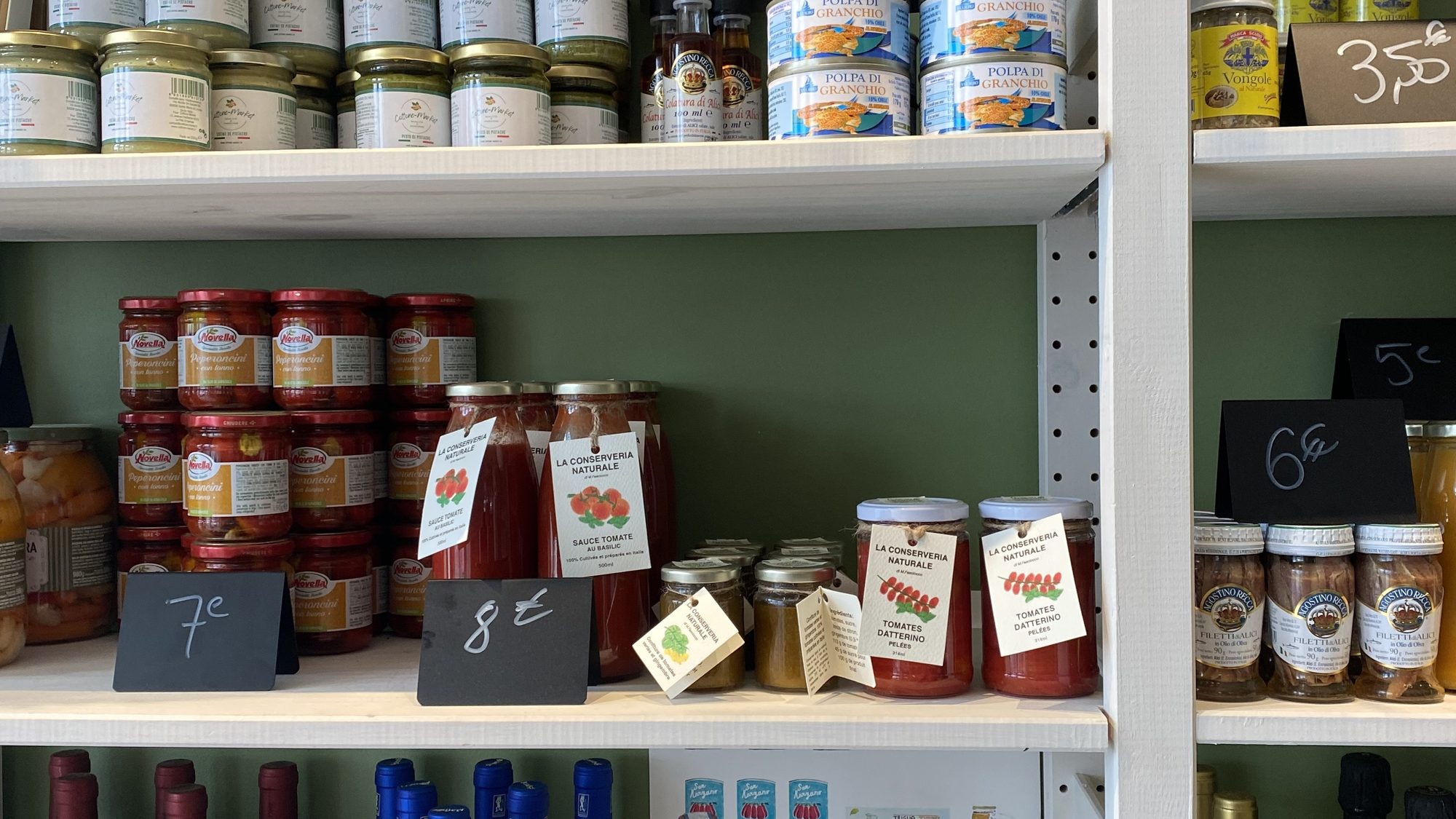 Sauces tomate, conserves, pestos et vins italiens en rayon à l’épicerie italienne Toscanacci de Pantin