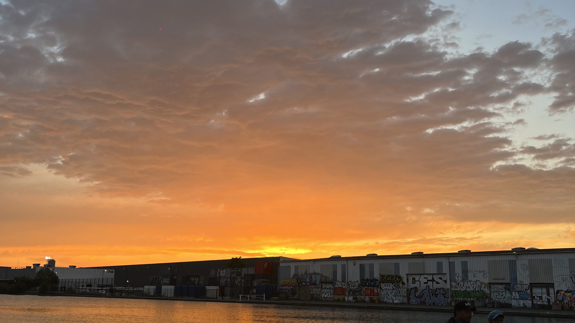 Coucher de soleil sur le canal de l’Ourcq à Pantin : dîner en terrasse et transats au bord de l’eau, à deux pas de Toscanacci